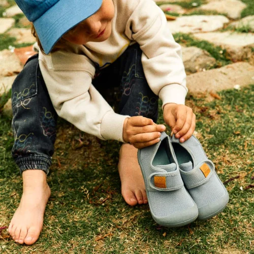 Attipas|SNEAKERSY DZIECIĘCE SKIN SHOES GRAY|Sneakersy Dziecięce||Poznaj Attipas Skin Shoes Gray – idealne połączenie minimalistycznego stylu z komfortem barefoot. Te uniwersalne, szare sneakersy dziecięce z zapięciem na rzep to doskonały wybór jako buty do przedszkola i na plac zabaw, dbając o zdrowy rozwój stóp każdego aktywnego dziecka, niezależnie od płci.