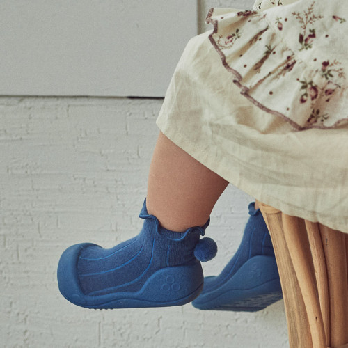 Attipas-Pom-Pom-Navy
POM-POM BLUE|Attipas|attipas.pl|Model Pom-Pom Blue wyróżnia się pięknym, głębokim odcieniem niebieskiego, który jest zarówno stylowy, jak i praktyczny dla codziennego użytku. Dodatkowym, charakterystycznym elementem tych bucików są kolorowe pompony, które dodają zabawy i wyróżniają je spośród innych dziecięcych butów.