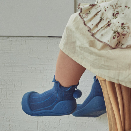 Attipas-Pom-Pom-Navy
POM-POM BLUE|Attipas|attipas.pl|Model Pom-Pom Blue wyróżnia się pięknym, głębokim odcieniem niebieskiego, który jest zarówno stylowy, jak i praktyczny dla codziennego użytku. Dodatkowym, charakterystycznym elementem tych bucików są kolorowe pompony, które dodają zabawy i wyróżniają je spośród innych dziecięcych butów.