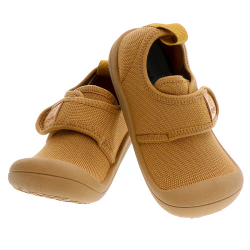SNEAKERSY DZIECIĘCE SKIN SHOES MUSTARD|Attipas|attipas.pl|Attipas Skin Shoes Mustard - lekkie sneakersy dla dzieci w stylu barefoot
Szukasz butów, które dziecko założy bez marudzenia, a Ty będziesz mieć pewność, że stópki pracują naturalnie? Attipas Skin Shoes Mustard to wygodne, elastyczne i ultralekkie sneakersy dla dzieci, które sprawdzają się na co dzień: w domu, w przedszkolu, na spacerze i na placu zabaw. Przewiewna cholewka typu mesh pomaga utrzymać komfort nawet wtedy, gdy dziecko jest w ciągłym ruchu, a cienka podeszwa pozwala lepiej czuć podłoże - dokładnie tak, jak lubią to buty w duchu barefoot.
Dlaczego to są sneakersy barefoot?
czytaj dalej
Model Skin Shoes spełnia kluczowe cechy obuwia barefoot, czyli takiego, które nie ogranicza naturalnej pracy stopy:

Cienka i elastyczna podeszwa - stopa może swobodnie zginać się podczas chodzenia i biegania.
"Zero drop" (płaska podeszwa) - pięta nie jest sztucznie podniesiona, dzięki czemu ciężar ciała rozkłada się równomiernie.
Dopasowanie do kształtu stopy dziecka - but ma wspierać naturalny ruch, a nie ustawiać stopę na siłę.
Elastyczny zapiętek o optymalnej wysokości - stabilizuje delikatnie, ale nie usztywnia jak klasyczne, ciężkie buty.

Efekt? Dziecko może poruszać się naturalnie, pewnie i wygodnie - bez człapiących kroków, typowych dla sztywnego obuwia.
1) Lekkość, którą dziecko lubi
To typ buta, który nie ciąży na nodze. Dzieci często same po niego sięgają, bo po prostu jest wygodny.
2) Elastyczność
Bieganie, kucanie, wspinanie się, skakanie - nic nie blokuje stopy. Sneakersy pracują razem z dzieckiem.
3) Przewiewna siateczka mesh
Cholewka wspiera cyrkulację powietrza, co pomaga utrzymać komfort w cieplejsze dni i podczas intensywnej zabawy.
4) Uniwersalne zastosowanie

jako buty na zmianę do przedszkola i szkoły
na spacery i codzienne wyjścia
do zabawy na zewnątrz i w domu

Kolor Mustard - styl, który pasuje do wszystkiego
Musztardowy odcień jest ciepły, nowoczesny i praktyczny: świetnie wygląda zarówno ze sportowymi dresami, jak i z jeansami czy sukienką. To taki kolor, który dodaje charakteru i świetnie wygląda na co dzień.
Łatwa pielęgnacja
Duży plus dla zabieganych rodziców: buty można prać w pralce, więc po sezonie (albo po przygodach na placu zabaw) łatwo przywrócić im świeżość.
Dla kogo będą najlepsze?
Attipas Skin Shoes Mustard to dobry wybór, jeśli szukasz sneakersów dla dzieci, które:

są miękkie i elastyczne,
wspierają naturalny rozwój stóp w duchu butów barefoot dla dzieci,
sprawdzają się jako buty na zmianę i do codziennej aktywności,
są wygodne zarówno dla maluchów, jak i starszaków w ciągłym biegu.

     