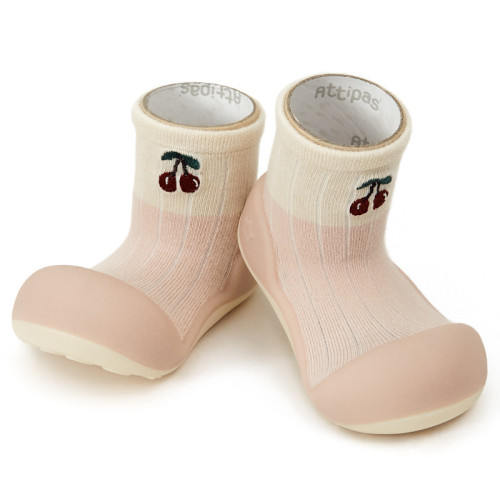 CHERRY PINK|99,90 zł|attipas.pl|Attipas|Attipas Cherry Pink | Lekkość, Która Uskrzydla Pierwsze Kroki
Wyobraź sobie buciki tak lekkie, że Twoje dziecko niemal nie czuje ich na stopach. Attipas Cherry Pink zostały zaprojektowane, by dać maluchom maksymalną swobodę i komfort, nie obciążając ich małych nóżek podczas nauki chodzenia. Ten model to obietnica radosnych i nieskrępowanych kroków, które są najbliższe naturalnemu, bosenu chodzeniu. Odkryj obuwie, które wspiera rozwój, dodając lekkości każdej małej przygodzie.
Kluczowe Cechy, Które Pokochają Rodzice i Dzieci w Każdym Wieku:
czytaj dalej

Bezpieczne, certyfikowane materiały: Wolne od toksycznych substancji, z certyfikatem OEKO-TEX STANDARD 100.
Polecane przez ekspertów: Zaufany wybór fizjoterapeutów i ortopedów wspierający prawidłowy rozwój dziecka.
Antypoślizgowa cienka podeszwa: Całkiem płaska (zero drop) i cienka podeszwa zapewnia odczucia najbardziej zbliżone do chodzenia boso.
Zgodne z ideą BAREFOOT: Lekkie i elastyczne Attipasy pozwalają na pełną swobodę ruchu i naturalną pracę stopy. Wspierają prawidłowy rozwój motoryczny i stymulują rozwój poznawczy.
Odpowiednio szeroki nosek – przestrzeń dla rosnących paluszków: Daje palcom niezbędną swobodę do prawidłowego wzrostu i nauki utrzymywania równowagi.
Oddychające materiały: Drobne otworki w podeszwie i przewiewna cholewka z bawełny zapobiegają poceniu się małych stópek.
Łatwe w zakładaniu: Elastyczna cholewka dopasowuje się do tęgości stopy, ułatwia samodzielność dziecku i oszczędza czas rodzicom.
Można prać w pralce: Utrzymanie bucików w idealnej czystości jest dziecinnie proste – wystarczy wrzucić je do pralki!
Wzmocnione palce i pięta: Chronią delikatne części stopy i zwiększają wytrzymałość obuwia podczas raczkowania.
Uroczy, atrakcyjny design: Kremoworóżowy kolor z aplikacją wisienki to lekki i radosny akcent, który pięknie dopełnia każdą dziewczęcą stylizację.


Komfort Lekki jak Piórko
Waga obuwia ma kluczowe znaczenie, zwłaszcza gdy mowa o butach do nauki chodzenia. Model Cherry Pink (rozmiary 19-22,5) jest dedykowany najmłodszym dzieciom, których stopy i mięśnie dopiero się rozwijają. Dzięki minimalnej wadze, buciki te nie zaburzają naturalnego wzorca chodu i nie męczą nóżek, pozwalając na długą i radosną zabawę. To najlepsze wsparcie dla Twojego rocznego dziecka, które potrzebuje przede wszystkim swobody.
Styl i Wszechstronność Przez Cały Rok
Niezwykła lekkość idzie w parze z uniwersalnością. Attipas Cherry Pink to obuwie całoroczne – wiosną i latem sprawdzą się jako przewiewne buciki na spacery, a jesienią i zimą jako idealne kapcie do żłobka lub domu. Ich uroczy design sprawia, że pasują do wielu stylizacji, od codziennych po te na specjalne okazje. Zobacz wszystkie nasze buty dla dziewczynki i znajdź idealny wzór.
Przemyślany Prezent, Który Zachwyca Lekkością
Chcesz podarować coś więcej niż tylko ładny przedmiot? Podaruj komfort, swobodę i wsparcie dla zdrowego rozwoju. Attipas Cherry Pink to wymarzony prezent na baby shower lub prezent na roczek. Rodzice docenią ich niezwykłą lekkość i walory zdrowotne, a mała właścicielka pokocha je za wygodę i uroczy wygląd. Dowiedz się więcej o filozofii stojącej za naszymi produktami, czytając informacje o marce Attipas.
Jak Dobrać Idealny Rozmiar?
Prawidłowy dobór rozmiaru jest kluczowy dla komfortu i zdrowego rozwoju małych stóp. Zbyt małe buty mogą krępować palce, a zbyt duże – powodować potykanie się. Aby idealnie dopasować buciki, zmierz dokładnie stopę swojego dziecka i porównaj wynik z naszą szczegółową tabelą rozmiarów Attipas.
  ATTIPAS-CHERRY-PINK