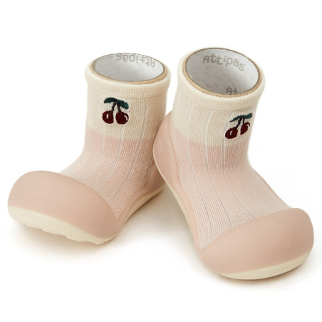 CHERRY PINK|99,90 zł|attipas.pl|Attipas|Attipas Cherry Pink | Lekkość, Która Uskrzydla Pierwsze Kroki
Wyobraź sobie buciki tak lekkie, że Twoje dziecko niemal nie czuje ich na stopach. Attipas Cherry Pink zostały zaprojektowane, by dać maluchom maksymalną swobodę i komfort, nie obciążając ich małych nóżek podczas nauki chodzenia. Ten model to obietnica radosnych i nieskrępowanych kroków, które są najbliższe naturalnemu, bosenu chodzeniu. Odkryj obuwie, które wspiera rozwój, dodając lekkości każdej małej przygodzie.
Kluczowe Cechy, Które Pokochają Rodzice i Dzieci w Każdym Wieku:
czytaj dalej

Bezpieczne, certyfikowane materiały: Wolne od toksycznych substancji, z certyfikatem OEKO-TEX STANDARD 100.
Polecane przez ekspertów: Zaufany wybór fizjoterapeutów i ortopedów wspierający prawidłowy rozwój dziecka.
Antypoślizgowa cienka podeszwa: Całkiem płaska (zero drop) i cienka podeszwa zapewnia odczucia najbardziej zbliżone do chodzenia boso.
Zgodne z ideą BAREFOOT: Lekkie i elastyczne Attipasy pozwalają na pełną swobodę ruchu i naturalną pracę stopy. Wspierają prawidłowy rozwój motoryczny i stymulują rozwój poznawczy.
Odpowiednio szeroki nosek – przestrzeń dla rosnących paluszków: Daje palcom niezbędną swobodę do prawidłowego wzrostu i nauki utrzymywania równowagi.
Oddychające materiały: Drobne otworki w podeszwie i przewiewna cholewka z bawełny zapobiegają poceniu się małych stópek.
Łatwe w zakładaniu: Elastyczna cholewka dopasowuje się do tęgości stopy, ułatwia samodzielność dziecku i oszczędza czas rodzicom.
Można prać w pralce: Utrzymanie bucików w idealnej czystości jest dziecinnie proste – wystarczy wrzucić je do pralki!
Wzmocnione palce i pięta: Chronią delikatne części stopy i zwiększają wytrzymałość obuwia podczas raczkowania.
Uroczy, atrakcyjny design: Kremoworóżowy kolor z aplikacją wisienki to lekki i radosny akcent, który pięknie dopełnia każdą dziewczęcą stylizację.


Komfort Lekki jak Piórko
Waga obuwia ma kluczowe znaczenie, zwłaszcza gdy mowa o butach do nauki chodzenia. Model Cherry Pink (rozmiary 19-22,5) jest dedykowany najmłodszym dzieciom, których stopy i mięśnie dopiero się rozwijają. Dzięki minimalnej wadze, buciki te nie zaburzają naturalnego wzorca chodu i nie męczą nóżek, pozwalając na długą i radosną zabawę. To najlepsze wsparcie dla Twojego rocznego dziecka, które potrzebuje przede wszystkim swobody.
Styl i Wszechstronność Przez Cały Rok
Niezwykła lekkość idzie w parze z uniwersalnością. Attipas Cherry Pink to obuwie całoroczne – wiosną i latem sprawdzą się jako przewiewne buciki na spacery, a jesienią i zimą jako idealne kapcie do żłobka lub domu. Ich uroczy design sprawia, że pasują do wielu stylizacji, od codziennych po te na specjalne okazje. Zobacz wszystkie nasze buty dla dziewczynki i znajdź idealny wzór.
Przemyślany Prezent, Który Zachwyca Lekkością
Chcesz podarować coś więcej niż tylko ładny przedmiot? Podaruj komfort, swobodę i wsparcie dla zdrowego rozwoju. Attipas Cherry Pink to wymarzony prezent na baby shower lub prezent na roczek. Rodzice docenią ich niezwykłą lekkość i walory zdrowotne, a mała właścicielka pokocha je za wygodę i uroczy wygląd. Dowiedz się więcej o filozofii stojącej za naszymi produktami, czytając informacje o marce Attipas.
Jak Dobrać Idealny Rozmiar?
Prawidłowy dobór rozmiaru jest kluczowy dla komfortu i zdrowego rozwoju małych stóp. Zbyt małe buty mogą krępować palce, a zbyt duże – powodować potykanie się. Aby idealnie dopasować buciki, zmierz dokładnie stopę swojego dziecka i porównaj wynik z naszą szczegółową tabelą rozmiarów Attipas.
  ATTIPAS-CHERRY-PINK