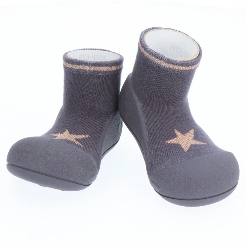 STAR CHARCOAL|99,90 zł|Attipas|Buty barefoot dla dzieci||Patrząc na buciki Attipas Star Charcoal chciałoby się powiedzieć „Shine like a star”. A to wszystko za sprawą brokatowych włókien, które wyróżniają ten model.