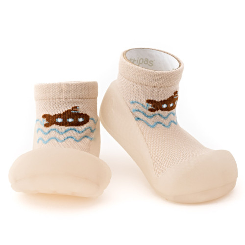 SUBMARINE BEIGE (Aqua-X)|Attipas|attipas.pl|Buciki dla dzieci Submarine Beige – idealne na plażę, do ogrodu i na plac zabaw
Submarine Beige to wyjątkowe buty barefoot dla dzieci, które zapewniają maluchom wygodę, bezpieczeństwo i maksymalną swobodę ruchu w każdych warunkach – zarówno na mokrej, jak i suchej nawierzchni 
oskonale sprawdzą się w kontaktach z wodą – na kamienistej plaży, w ogrodowym basenie czy nad jeziorem. Dzięki przylegającej do stopy skarpetce, do środka nie dostają się żadne kamyki, piasek ani żwir. To ogromna zaleta, szczególnie przy...
czytaj dalej
zabawie na plaży lub spacerach po kamienistej ścieżce. Podeszwa z antypoślizgowego materiału zwiększa przyczepność i minimalizuje ryzyko poślizgnięcia się na mokrych nawierzchniach.
Jednocześnie buty te są bardzo lekkie, elastyczne i niezwykle wygodne – dlatego polecamy je również na co dzień. Sprawdzą się jako buciki na plac zabaw, do ogrodu, a także jako buty na zmianę do żłobka czy przedszkola. Dzięki wsuwanej, skarpetkowej konstrukcji, dziecko może je samodzielnie założyć lub zdjąć, co wspiera rozwój samodzielności.
Skarpetkowa cholewka wykonana została przy użyciu technologii AquaX, z miękkiego i przewiewnego materiału, który zapewnia odpowiednią wentylację nawet podczas upalnych dni. Buty szybko schną, co sprawia, że są idealnym rozwiązaniem do kąpieli w morzu, jeziorze lub brodziku. Skarpetka dobrze przylega do nóżki, nie uciskając jej i nie zsuwając się – dzięki temu nie tylko nie wpada do środka piasek, ale także buty dobrze trzymają się stopy, niezależnie od jej kształtu. Dodatkowym atutem jest odporność na działanie promieni UV.
To właśnie idealne przyleganie chroni stopy dzieci przed drobnym żwirem, trawą czy insektami, co czyni je świetnym wyborem na ogrodowe przygody i spacery po zróżnicowanym terenie. A kiedy dziecko skończy zabawę, buciki można łatwo przepłukać i ponownie założyć – są gotowe do kolejnej wyprawy!
Buciki dla dzieci zgodne z ideą swobodnego ruchu
Zgodne z ideą barefoot buciki dla dziecka oferują wiele – lekkość, elastyczność i odpowiednie dopasowanie do anatomicznego kształtu stopy. Miękka podeszwa umożliwia naturalne zginanie palców i pracę całej stopy, co wspiera zdrowy rozwój małych stópek. Dzięki szerokiemu noskowi, palce mają pełną swobodę ruchu – tak ważną w pierwszych etapach nauki chodzenia.
Zapiętek w tych butach jest elastyczny, ale stabilny – pomaga utrzymać piętę w odpowiedniej pozycji, nie krępując przy tym ruchów stawu skokowego. Buty do wody dla dzieci Submarine Beige dobrze dopasowują się zarówno do stópek szczupłych, jak i tych z wyższym podbiciem, co czyni je rozwiązaniem uniwersalnym.
Wygodne buciki na zmianę
Dzięki swojej konstrukcji i przewiewnej, lekkiej tkaninie, buciki dla dzieci Submarine Beige świetnie sprawdzą się również jako buciki na zmianę – do żłobka, przedszkola czy na wizytę do znajomych. Dziecko nie poci się w nich, a miękka podeszwa nie rysuje podłogi. Brak sznurówek czy zapięć ułatwia ich szybkie zakładanie i zdejmowanie – zarówno dzieciom, jak i dorosłym opiekunom.
Możliwość użytkowania tego samego modelu w wielu sytuacjach – od zabawy w wodzie, przez spacer, aż po zmianę obuwia w placówce – sprawia, że buciki dziecięce Submarine Beige to rozwiązanie nie tylko praktyczne, ale też ekonomiczne. Jeden model = wiele możliwości.
Buty do wody na kamienie? Zdecydowanie tak!
Jeśli szukasz modelu, który sprawdzi się również na kamienistej plaży, mokrych chodnikach czy ścieżkach w ogrodzie – Submarine Beige są strzałem w dziesiątkę. Ich antypoślizgowa, elastyczna podeszwa zapewnia dobrą przyczepność i ochronę przed nierównościami terenu. Dzięki temu dziecko może biegać, skakać i cieszyć się latem bez przeszkód – a Ty masz pewność, że jego stopy są dobrze zabezpieczone.
Z powodzeniem można je również stosować jako buty do wody na kamienie, co czyni je doskonałą alternatywą dla klasycznych sandałów plażowych, które często przepuszczają piasek, nie trzymają się stopy i trudno schną.
Podsumowując, Submarine Beige to:

lekkie i przewiewne buty do wody dla dzieci,
idealne buty do wody na kamienie – chronią przed nierównościami i nie wpuszczają żwiru,
funkcjonalne buty dziecięce, które można nosić również na co dzień,
uniwersalne buciki na plażę, do ogrodu, na spacer i do żłobka,
łatwe do założenia, szybkoschnące i bardzo wygodne.

 