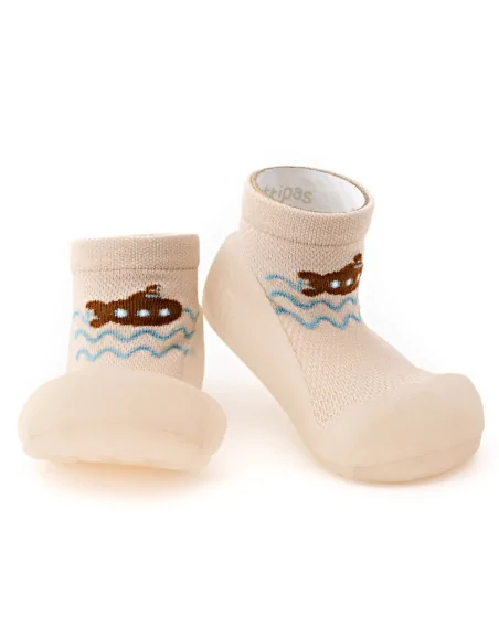 SUBMARINE BEIGE (Aqua-X)|Attipas|Attipas.pl|
Buciki dla dzieci Submarine Beige – idealne na plażę, do ogrodu i na plac zabaw
Submarine Beige to wyjątkowe buty barefoot dla dzieci, które zapewniają maluchom wygodę, bezpieczeństwo i maksymalną swobodę ruchu w każdych warunkach – zarówno na mokrej, jak i suchej nawierzchni 
oskonale sprawdzą się w kontaktach z wodą – na kamienistej plaży, w ogrodowym basenie czy nad jeziorem. Dzięki przylegającej do stopy skarpetce, do środka nie dostają się żadne kamyki, piasek ani żwir. To ogromna zaleta, szczególnie przy...
czytaj dalej
zabawie na plaży lub spacerach po kamienistej ścieżce. Podeszwa z antypoślizgowego materiału zwiększa przyczepność i minimalizuje ryzyko poślizgnięcia się na mokrych nawierzchniach.
Jednocześnie buty te są bardzo lekkie, elastyczne i niezwykle wygodne – dlatego polecamy je również na co dzień. Sprawdzą się jako buciki na plac zabaw, do ogrodu, a także jako buty na zmianę do żłobka czy przedszkola. Dzięki wsuwanej, skarpetkowej konstrukcji, dziecko może je samodzielnie założyć lub zdjąć, co wspiera rozwój samodzielności.
Skarpetkowa cholewka wykonana została przy użyciu technologii AquaX 💦, z miękkiego i przewiewnego materiału, który zapewnia odpowiednią wentylację nawet podczas upalnych dni. Buty szybko schną, co sprawia, że są idealnym rozwiązaniem do kąpieli w morzu, jeziorze lub brodziku. Skarpetka dobrze przylega do nóżki, nie uciskając jej i nie zsuwając się – dzięki temu nie tylko nie wpada do środka piasek, ale także buty dobrze trzymają się stopy, niezależnie od jej kształtu. Dodatkowym atutem jest odporność na działanie promieni UV 🌞
To właśnie idealne przyleganie chroni stopy dzieci przed drobnym żwirem, trawą czy insektami, co czyni je świetnym wyborem na ogrodowe przygody i spacery po zróżnicowanym terenie. A kiedy dziecko skończy zabawę, buciki można łatwo przepłukać i ponownie założyć – są gotowe do kolejnej wyprawy!
Buciki dla dzieci zgodne z ideą swobodnego ruchu
Zgodne z ideą barefoot buciki dla dziecka oferują wiele – lekkość, elastyczność i odpowiednie dopasowanie do anatomicznego kształtu stopy. Miękka podeszwa umożliwia naturalne zginanie palców i pracę całej stopy, co wspiera zdrowy rozwój małych stópek. Dzięki szerokiemu noskowi, palce mają pełną swobodę ruchu – tak ważną w pierwszych etapach nauki chodzenia.
Zapiętek w tych butach jest elastyczny, ale stabilny – pomaga utrzymać piętę w odpowiedniej pozycji, nie krępując przy tym ruchów stawu skokowego. Buty do wody dla dzieci Submarine Beige dobrze dopasowują się zarówno do stópek szczupłych, jak i tych z wyższym podbiciem, co czyni je rozwiązaniem uniwersalnym.
Wygodne buciki na zmianę
Dzięki swojej konstrukcji i przewiewnej, lekkiej tkaninie, buciki dla dzieci Submarine Beige świetnie sprawdzą się również jako buciki na zmianę – do żłobka, przedszkola czy na wizytę do znajomych. Dziecko nie poci się w nich, a miękka podeszwa nie rysuje podłogi. Brak sznurówek czy zapięć ułatwia ich szybkie zakładanie i zdejmowanie – zarówno dzieciom, jak i dorosłym opiekunom.
Możliwość użytkowania tego samego modelu w wielu sytuacjach – od zabawy w wodzie, przez spacer, aż po zmianę obuwia w placówce – sprawia, że buciki dziecięce Submarine Beige to rozwiązanie nie tylko praktyczne, ale też ekonomiczne. Jeden model = wiele możliwości.
Buty do wody na kamienie? Zdecydowanie tak!
Jeśli szukasz modelu, który sprawdzi się również na kamienistej plaży, mokrych chodnikach czy ścieżkach w ogrodzie – Submarine Beige są strzałem w dziesiątkę. Ich antypoślizgowa, elastyczna podeszwa zapewnia dobrą przyczepność i ochronę przed nierównościami terenu. Dzięki temu dziecko może biegać, skakać i cieszyć się latem bez przeszkód – a Ty masz pewność, że jego stopy są dobrze zabezpieczone.
Z powodzeniem można je również stosować jako buty do wody na kamienie, co czyni je doskonałą alternatywą dla klasycznych sandałów plażowych, które często przepuszczają piasek, nie trzymają się stopy i trudno schną.
Podsumowując, Submarine Beige to:
👣 lekkie i przewiewne buty do wody dla dzieci,
🪨 idealne buty do wody na kamienie – chronią przed nierównościami i nie wpuszczają żwiru,
🛝⛱️ funkcjonalne buty dziecięce, które można nosić również na co dzień,
👶🏻 uniwersalne buciki na plażę, do ogrodu, na spacer i do żłobka,
🤩 łatwe do założenia, szybkoschnące i bardzo wygodne.
 
