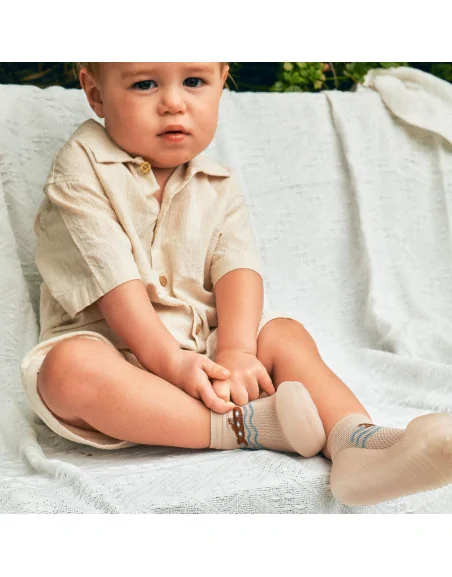 SUBMARINE BEIGE (Aqua-X)|Attipas|Attipas.pl|
Buciki dla dzieci Submarine Beige – idealne na plażę, do ogrodu i na plac zabaw
Submarine Beige to wyjątkowe buty barefoot dla dzieci, które zapewniają maluchom wygodę, bezpieczeństwo i maksymalną swobodę ruchu w każdych warunkach – zarówno na mokrej, jak i suchej nawierzchni 
oskonale sprawdzą się w kontaktach z wodą – na kamienistej plaży, w ogrodowym basenie czy nad jeziorem. Dzięki przylegającej do stopy skarpetce, do środka nie dostają się żadne kamyki, piasek ani żwir. To ogromna zaleta, szczególnie przy...
czytaj dalej
zabawie na plaży lub spacerach po kamienistej ścieżce. Podeszwa z antypoślizgowego materiału zwiększa przyczepność i minimalizuje ryzyko poślizgnięcia się na mokrych nawierzchniach.
Jednocześnie buty te są bardzo lekkie, elastyczne i niezwykle wygodne – dlatego polecamy je również na co dzień. Sprawdzą się jako buciki na plac zabaw, do ogrodu, a także jako buty na zmianę do żłobka czy przedszkola. Dzięki wsuwanej, skarpetkowej konstrukcji, dziecko może je samodzielnie założyć lub zdjąć, co wspiera rozwój samodzielności.
Skarpetkowa cholewka wykonana została przy użyciu technologii AquaX 💦, z miękkiego i przewiewnego materiału, który zapewnia odpowiednią wentylację nawet podczas upalnych dni. Buty szybko schną, co sprawia, że są idealnym rozwiązaniem do kąpieli w morzu, jeziorze lub brodziku. Skarpetka dobrze przylega do nóżki, nie uciskając jej i nie zsuwając się – dzięki temu nie tylko nie wpada do środka piasek, ale także buty dobrze trzymają się stopy, niezależnie od jej kształtu. Dodatkowym atutem jest odporność na działanie promieni UV 🌞
To właśnie idealne przyleganie chroni stopy dzieci przed drobnym żwirem, trawą czy insektami, co czyni je świetnym wyborem na ogrodowe przygody i spacery po zróżnicowanym terenie. A kiedy dziecko skończy zabawę, buciki można łatwo przepłukać i ponownie założyć – są gotowe do kolejnej wyprawy!
Buciki dla dzieci zgodne z ideą swobodnego ruchu
Zgodne z ideą barefoot buciki dla dziecka oferują wiele – lekkość, elastyczność i odpowiednie dopasowanie do anatomicznego kształtu stopy. Miękka podeszwa umożliwia naturalne zginanie palców i pracę całej stopy, co wspiera zdrowy rozwój małych stópek. Dzięki szerokiemu noskowi, palce mają pełną swobodę ruchu – tak ważną w pierwszych etapach nauki chodzenia.
Zapiętek w tych butach jest elastyczny, ale stabilny – pomaga utrzymać piętę w odpowiedniej pozycji, nie krępując przy tym ruchów stawu skokowego. Buty do wody dla dzieci Submarine Beige dobrze dopasowują się zarówno do stópek szczupłych, jak i tych z wyższym podbiciem, co czyni je rozwiązaniem uniwersalnym.
Wygodne buciki na zmianę
Dzięki swojej konstrukcji i przewiewnej, lekkiej tkaninie, buciki dla dzieci Submarine Beige świetnie sprawdzą się również jako buciki na zmianę – do żłobka, przedszkola czy na wizytę do znajomych. Dziecko nie poci się w nich, a miękka podeszwa nie rysuje podłogi. Brak sznurówek czy zapięć ułatwia ich szybkie zakładanie i zdejmowanie – zarówno dzieciom, jak i dorosłym opiekunom.
Możliwość użytkowania tego samego modelu w wielu sytuacjach – od zabawy w wodzie, przez spacer, aż po zmianę obuwia w placówce – sprawia, że buciki dziecięce Submarine Beige to rozwiązanie nie tylko praktyczne, ale też ekonomiczne. Jeden model = wiele możliwości.
Buty do wody na kamienie? Zdecydowanie tak!
Jeśli szukasz modelu, który sprawdzi się również na kamienistej plaży, mokrych chodnikach czy ścieżkach w ogrodzie – Submarine Beige są strzałem w dziesiątkę. Ich antypoślizgowa, elastyczna podeszwa zapewnia dobrą przyczepność i ochronę przed nierównościami terenu. Dzięki temu dziecko może biegać, skakać i cieszyć się latem bez przeszkód – a Ty masz pewność, że jego stopy są dobrze zabezpieczone.
Z powodzeniem można je również stosować jako buty do wody na kamienie, co czyni je doskonałą alternatywą dla klasycznych sandałów plażowych, które często przepuszczają piasek, nie trzymają się stopy i trudno schną.
Podsumowując, Submarine Beige to:
👣 lekkie i przewiewne buty do wody dla dzieci,
🪨 idealne buty do wody na kamienie – chronią przed nierównościami i nie wpuszczają żwiru,
🛝⛱️ funkcjonalne buty dziecięce, które można nosić również na co dzień,
👶🏻 uniwersalne buciki na plażę, do ogrodu, na spacer i do żłobka,
🤩 łatwe do założenia, szybkoschnące i bardzo wygodne.
 