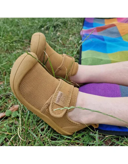 SNEAKERSY DZIECIĘCE SKIN SHOES MUSTARD|Attipas|Attipas.pl|Stworzone z myślą o aktywności i zdrowym rozwoju stóp, te buty barefoot są niezwykle lekkie i elastyczne. Siateczkowa tkanina typu „mesh” zapewnia odpowiednią cyrkulację powietrza, a cienka podeszwa umożliwia dziecku bezpieczne eksplorowanie zarówno...
czytaj dalej
wewnętrznych, jak i zewnętrznych przestrzeni. 
Jakie cechy sneakersów od Attipas decydują o tym, że można je nazwać butami barefoot?
- cienka i elastyczna podeszwa
- dopasowanie do kształtu stopy dziecka
- płaska podeszwa, tzw. „zero drop”, umożliwiająca równomierne rozkładanie ciężaru ciała
- elastyczny, optymalnej wysokości zapiętek
Idealne dla dzieci, które potrzebują wygodnego i funkcjonalnego obuwia na każdy dzień. Dodatkowo dużym atutem jest to, że można je prać w pralce i używać zarówno jako buciki do biegania na zewnątrz, jak i również jako buty na zmianę. 
     