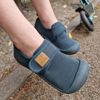 SNEAKERSY DZIECIĘCE SKIN SHOES DEEP GREEN|Attipas|Attipas.pl|Buty te, zgodne z ideą obuwia barefoot, oferują pełne wsparcie dla rozwijających się stóp, umożliwiając im ruchy w zgodzie z naturą . Cienka podeszwa pozwala dziecku na bezpieczne odczuwanie różnorodności podłoża, po którym dziecko się porusza. Daje również...
czytaj dalej
stopie możliwość pracy w warunkach podobnych do chodzenia na boso. Przód buta jest szerszy – dzięki temu palce nie są ściśnięte i mogą swobodnie się poruszać. Wzmocnienie i delikatne zabudowanie tej przedniej części to dłuższe „życie” bucików, nawet przy bardzo aktywnym i lubiącym mocne wrażenia dziecku. Ciemnozielony kolor w połączeniu z siateczkową, przewiewną strukturą tworzy stylowy i praktyczny dodatek do dziecięcej garderoby. 
Rodzice na pewno docenią fakt, że sneakersy można prać w pralce.  Sprawdzą się w przedszkolu, jako buty na zmianę, ale nie boją się też wyzwań na placu zabaw, spacerów po lesie i innych aktywności na zewnątrz.
   