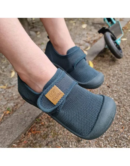 SNEAKERSY DZIECIĘCE SKIN SHOES DEEP GREEN|Attipas|Attipas.pl|Buty te, zgodne z ideą obuwia barefoot, oferują pełne wsparcie dla rozwijających się stóp, umożliwiając im ruchy w zgodzie z naturą . Cienka podeszwa pozwala dziecku na bezpieczne odczuwanie różnorodności podłoża, po którym dziecko się porusza. Daje również...
czytaj dalej
stopie możliwość pracy w warunkach podobnych do chodzenia na boso. Przód buta jest szerszy – dzięki temu palce nie są ściśnięte i mogą swobodnie się poruszać. Wzmocnienie i delikatne zabudowanie tej przedniej części to dłuższe „życie” bucików, nawet przy bardzo aktywnym i lubiącym mocne wrażenia dziecku. Ciemnozielony kolor w połączeniu z siateczkową, przewiewną strukturą tworzy stylowy i praktyczny dodatek do dziecięcej garderoby. 
Rodzice na pewno docenią fakt, że sneakersy można prać w pralce.  Sprawdzą się w przedszkolu, jako buty na zmianę, ale nie boją się też wyzwań na placu zabaw, spacerów po lesie i innych aktywności na zewnątrz.
   