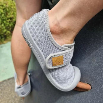 SNEAKERSY DZIECIĘCE SKIN SHOES GRAY139,90 złAttipas139,90 złAttipas.pl139,90 złNasze sneakersy Attipas w kolorze szarym to idealny wybór dla małych odkrywców ceniących sobie minimalizm i funkcjonalność. Zaprojektowane zgodnie z filozofią barefoot, te lekkie i elastyczne buty zapewniają...
czytaj dalej
naturalne doznania podczas chodzenia, dzięki cienkiej podeszwie, która tworzy z wierzchem buta kolorystyczną jedność. Tak jak w przypadku innych Attipasów, również kształt sneakersów jest dopasowany do anatomicznego kształtu stopy dziecka. Dzięki temu nawet szeroka stópka z wysokim podbiciem nie będzie w nich ściśnięta i skrępowana. Lekko zabudowana część palców dzielnie zniesie hamowanie czubkami podczas jazdy na rowerku biegowym, dzięki odpornemu na zniszczenia materiałowi TPR, z którego wyprodukowano podeszwę Attipasów.
Nasze sneakersy wykonane są z oddychającej tkaniny typu „mesh”. Są nie tylko wygodne, ale także łatwe w pielęgnacji — można je prać w pralce. Materiał jest lekko rozciągliwy, co w połączeniu z zapięciem na rzep daje możliwość dopasowania bucika do tęgości stopy. 
Sprawdzą się zarówno jako buty na co dzień, jak i jako kapcie do przedszkola.

     