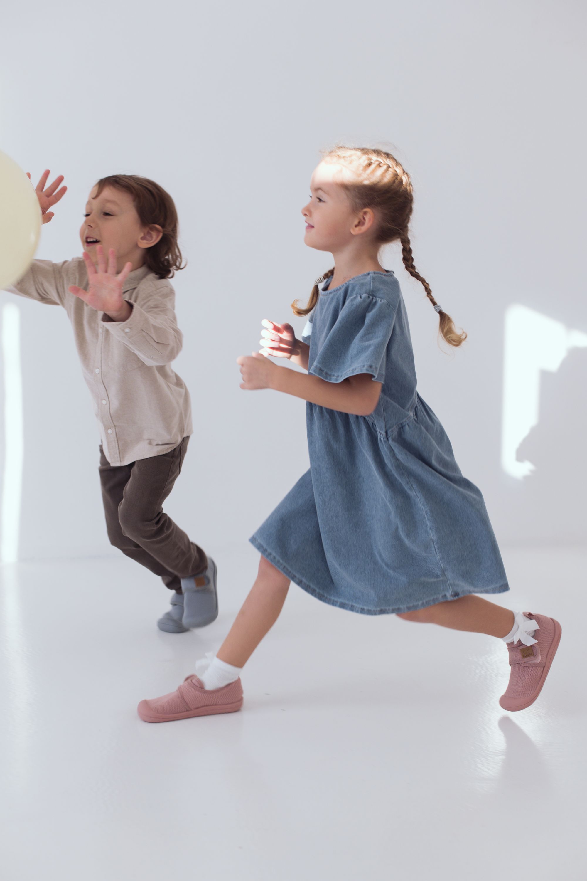 dzieci w przedszkolu w kapciach do przedszkola Attipas Skin Shoes w kolorach szarym i różowym