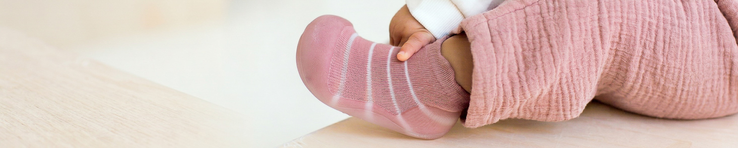Buty Dla Niemowląt Attipas ze skarpetkową cholewką z włókien bambusowych w kolorze różowym w cienie, białe paseczki