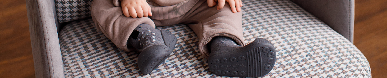 buty dla rocznego dziecka Attipas w kolorze szarym, ze skarpetkową cholewką z wizerunkiem misia koala