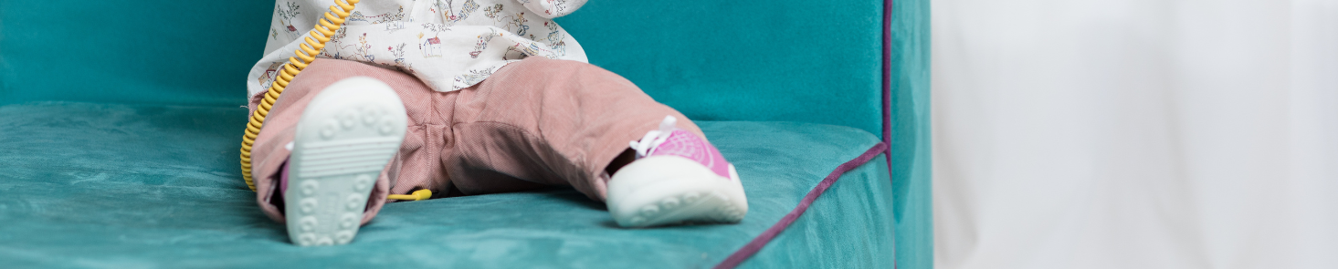Buciki niemowlęce dla dziewczynki marki Attipas - lekkie, elastyczne buciki ze skarpetkową cholewką i wyposażoną w otworki podeszwę z najwyższej jakości tworzywa TPR