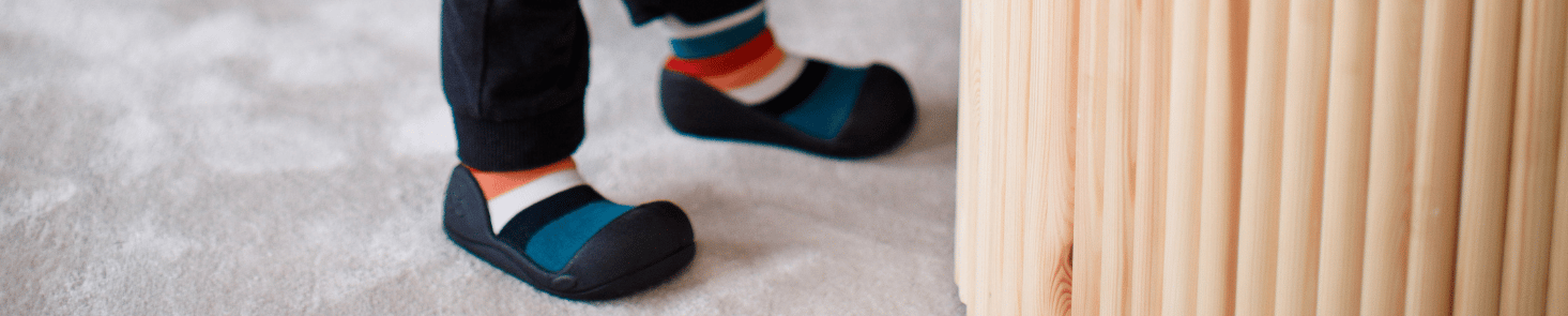 barefoot buty skarpetkowe dla chłopca w kolorowe paski, z czarną podeszwą