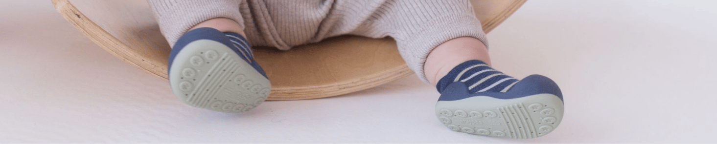 buty na pierwsze kroczki - skarpetkowe granatowe buciki w paski od marki Attipas, z granatowo-szarą podeszwą z otworkami, z materiałuTPR