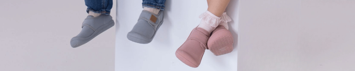 barefoot kapcie do przedszkola Attipas w kolorach różowym i szarym, zapinane na rzep